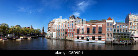 Panorama de la rivière Amstel avec vue sur la tour Munttoren menthe ou au centre-ville d'Amsterdam, Pays-Bas au printemps. Banque D'Images