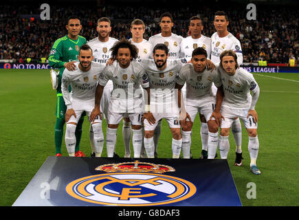 Groupe d'équipe Real Madrid. (G-D) rangée arrière: Keylor Navas, Sergio Ramos, Toni Kroos, Raphael Varane, Danilo et Cristiano Ronaldo. Première rangée : Jese, Marcelo, isco, Casemiro et Luka Modric. Banque D'Images