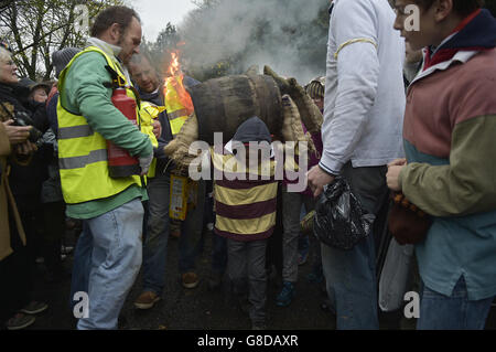 Un enfant du village du Devonshire d'Ottery St Mary porte le Tar Barrel traditionnel dans les rues du village la nuit de Bonfire. Banque D'Images