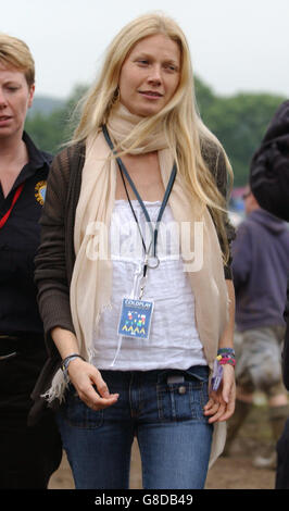 L'actrice Gwyneth Paltrrow pendant le Glastonbury Festival, pour regarder le mari Chris Martin jouer avec son groupe Coldplay plus tard dans la soirée. Banque D'Images