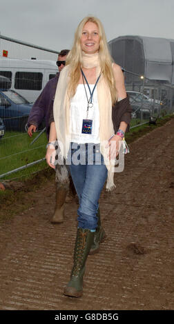 L'actrice Gwyneth Paltrow pendant le Glastonbury Festival pour regarder le mari Chris Martin jouer avec son groupe Coldplay plus tard dans la soirée. Banque D'Images