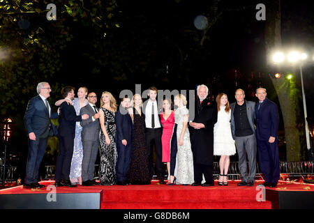 (De gauche à droite) Francis Lawrence, Sam Claflin, Gwendoline Christie, Stanley Tucci, Natalie Dormer, Josh Hutcherson, Jennifer Lawrence, Liam Hemsworth, Nina Jacobson, Elizabeth Banks, Donald Sutherland, Julianne Moore, Woody Harrelson et Jon Kilik participant à la première des Jeux de la faim au Royaume-Uni : Mingjay, partie 2, ODEESTER, London Square. APPUYEZ SUR ASSOCIATION photo. Voir PA Story SHOWBIZ HungerGames. Date de la photo: Jeudi 5 novembre 2015. Le crédit photo devrait se lire comme suit : Ian West/PA Wire Banque D'Images