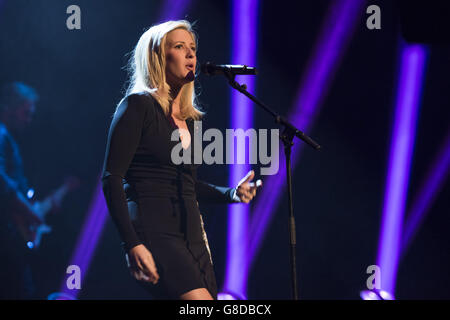 Ellie Goulding se produit pendant le tournage du Graham Norton Show aux London Studios, dans le sud de Londres, devant être diffusé sur BBC One vendredi soir. Banque D'Images