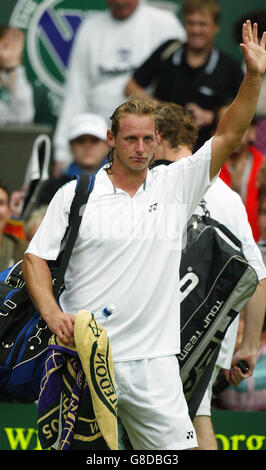 Tennis - Wimbledon Championships 2005 - Men's Third Round - Andy Murray v David Nalbandian - All England Club.David Nalbandian, de l'Argentine, célèbre sa victoire sur Andrew Murray, de la Grande-Bretagne. Banque D'Images