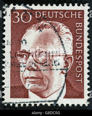 Allemagne - circa 1971 : poster de timbres en RDA montre le président Gustav Heinemann Banque D'Images