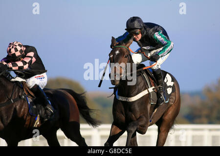 CH'tibello, monté par Harry Skelton et Altior, (à droite) monté par Nico de Boinville dans l'obstacle du Club des Colts & Fillies (classe 3) (4YO plus) lors du Halloween Raceday à l'hippodrome d'Ascot, Berkshire. Banque D'Images