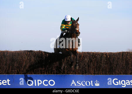 Fortement suggéré, monté par Barry Geraghty dans le Byrne Group handicap Chase pendant le Halloween Raceday à l'hippodrome d'Ascot, Berkshire. Banque D'Images