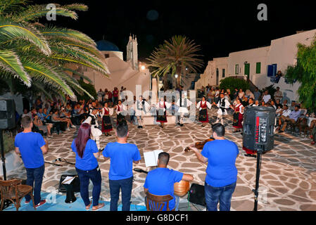 Grèce cyclades sikinos un groupe de danseurs traditionnels de la scène des danses sur la place l'Epire Banque D'Images