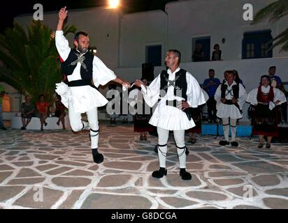 Grèce cyclades sikinos un groupe de danseurs traditionnels de la scène des danses sur la place l'Epire Banque D'Images