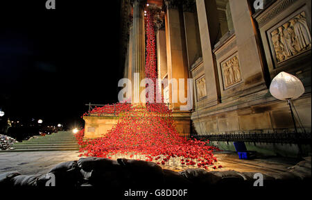 Des coquelicots en céramique de la fenêtre de Weeping, une partie de l'œuvre d'art Blood balayée Lands and Seas of Red qui a été présentée à la Tour de Londres l'automne dernier, installé à St George's Hall, Liverpool, Alors que la nation se prépare à se souvenir de ses hommes et femmes de service déchus avec les Services du souvenir qui se tiendra dans tout le Royaume-Uni au cours des prochains jours. Banque D'Images