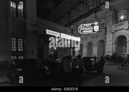 Le restaurant et bar Floridita historique de nuit à La Havane, Cuba. Noir et blanc. Banque D'Images