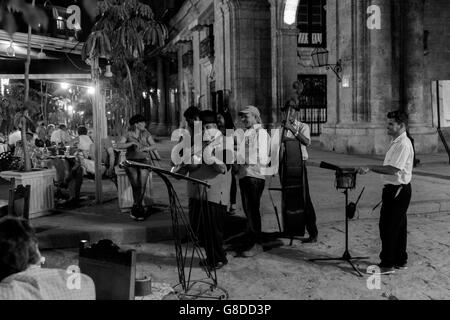L'orchestre cubain joue devant le restaurant de nuit dans la Vieille Havane, Cuba, près de la Plaza de Armas. Noir et blanc. Banque D'Images