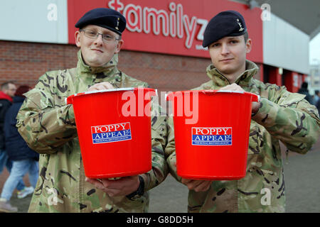 Des hommes de service avec des bickets de collection Poppy Cappel au match de la Barclays Premier League au stade de Light, Sunderland. APPUYEZ SUR ASSOCIATION photo. Date de la photo: Samedi 7 novembre 2015. Voir PA Story FOOTBALL Sunderland. Le crédit photo devrait se lire comme suit : Richard Sellers/PA Wire. Banque D'Images