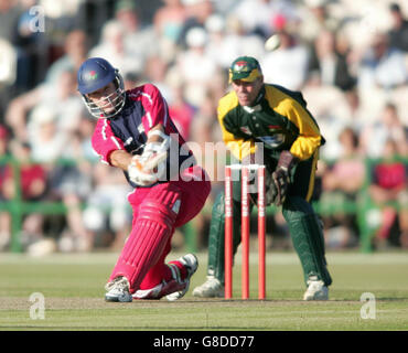 Cricket - Twenty20 Cup - Lancashire Lightning et Leicestershire Foxes - Old Trafford. La loi Stuart de Lancashire Lightning en frappe six. Banque D'Images