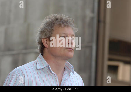 Sion Jenkins arrive au Old Bailey. Le jury qui a essayé l'ancien professeur en chef adjoint pour le meurtre de sa fille d'accueil adolescente devrait être envoyé aujourd'hui pour examiner son verdict. Jenkins, 47 ans, a été emprisonné pour vie en 1998, mais a été libéré sous caution l'année dernière lorsque la Cour d'appel a ordonné un nouveau procès. Banque D'Images