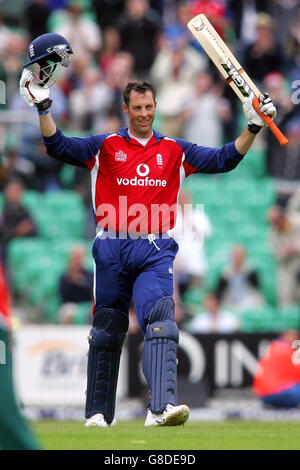 Cricket - la série triangulaire internationale de NatWest - Angleterre / Bangladesh - le Brit Oval.Le Marcus Trescothick d'Angleterre célèbre son siècle à l'occasion de son centième international d'un jour Banque D'Images