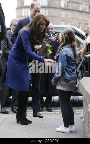 Le duc et la duchesse de Cambridge arrivent pour la visite au coin, où ils ont participé à un atelier de lutte contre l'intimidation dans le cadre de leur visite à Dundee en Écosse. Banque D'Images