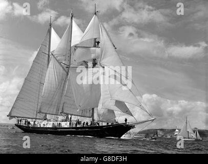 Sir Winston Churchill, la goélette de 300 tonnes appartenant à la Sail Training Association, alors qu'elle Clive l'eau au début de la Tall Ships Race à Falmouth, en Cornouailles. Banque D'Images