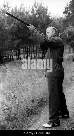 Le golfeur américain Jack Nicklaus se détend avec un point de tir à Auchterarder, dans le Perthshire, après avoir remporté le Championnat britannique d'Open à Muirfield. Banque D'Images