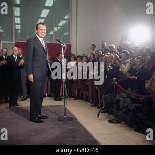 Le président américain Richard Nixon s'entretient avec son personnel à l'ambassade américaine de Londres. Banque D'Images