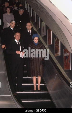 La Reine descendant l'escalier mécanique à la station de métro Green Park alors qu'elle ouvre la nouvelle section de la ligne Victoria sur le métro de Londres. Banque D'Images