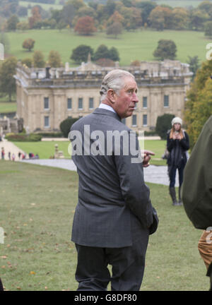 Le Prince de Galles lors d'une visite au jardin Laurent Perrier à Chatsworth, près de Bakewell dans le Derbyshire. Banque D'Images