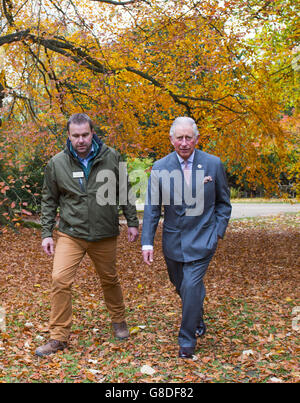 Le Prince de Galles lors d'une visite au jardin Laurent Perrier à Chatsworth, près de Bakewell dans le Derbyshire. Banque D'Images