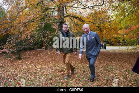 Le Prince de Galles lors d'une visite au jardin Laurent Perrier à Chatsworth, près de Bakewell dans le Derbyshire. Banque D'Images