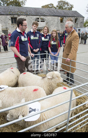 Le Prince de Galles s'entretient avec les agriculteurs locaux lors de sa visite au Centre de vie agricole, à la ferme de Blackwell Hall, à Blackwell, à Buxton, dans le Derbyshire. En tant que patron du Prince's Countryside Fund, le Prince de Galles a entendu parler des problèmes auxquels la communauté rurale est confrontée et de la façon dont ils sont soutenus par l'organisme de bienfaisance. Banque D'Images