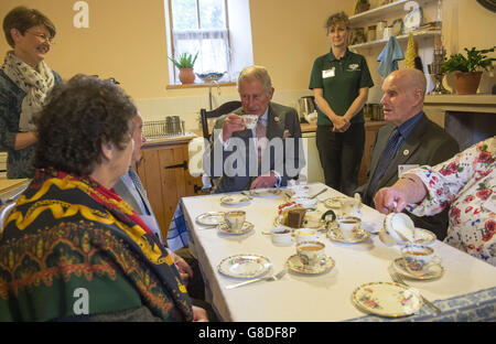 Le Prince de Galles s'entretient avec les agriculteurs locaux lors de sa visite au Centre de vie agricole, à la ferme de Blackwell Hall, à Blackwell, à Buxton, dans le Derbyshire. En tant que patron du Prince's Countryside Fund, le Prince de Galles a entendu parler des problèmes auxquels la communauté rurale est confrontée et de la façon dont ils sont soutenus par l'organisme de bienfaisance. Banque D'Images