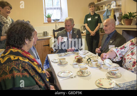 Le Prince de Galles s'entretient avec les agriculteurs locaux lors de sa visite au Centre de vie agricole, à la ferme de Blackwell Hall, à Blackwell, à Buxton, dans le Derbyshire. En tant que patron du Prince's Countryside Fund, le Prince de Galles a entendu parler des problèmes auxquels la communauté rurale est confrontée et de la façon dont ils sont soutenus par l'organisme de bienfaisance. Banque D'Images