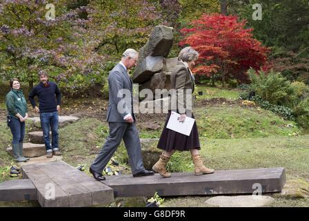 Le Prince de Galles est accompagné par les Duchesse du Devonshire lorsqu'ils visitent le jardin Laurent Perrier à Chatsworth, près de Bakewell dans le Derbyshire. Banque D'Images