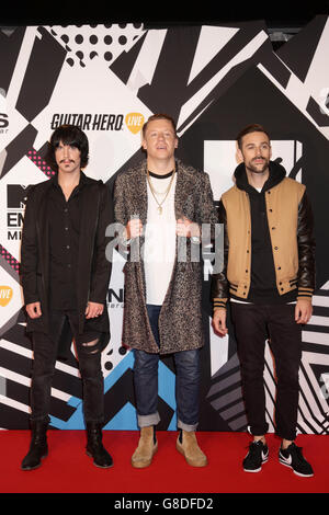 Eric Nally, Macklemore et Ryan Lewis assistent aux MTV European Music Awards 2015 qui se tiennent au Forum Mediolanum d'Assago à Milan, en Italie. Date de la photo: Dimanche 25 octobre 2015. Voir l'histoire de PA : SHOWBIZ EMA. Le crédit photo devrait se lire: Yui Mok/PA Wire Banque D'Images