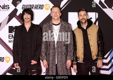 Eric Nally, Macklemore et Ryan Lewis assistent aux MTV European Music Awards 2015 qui se tiennent au Forum Mediolanum d'Assago à Milan, en Italie. Date de la photo: Dimanche 25 octobre 2015. Voir l'histoire de PA : SHOWBIZ EMA. Le crédit photo devrait se lire: Yui Mok/PA Wire Banque D'Images