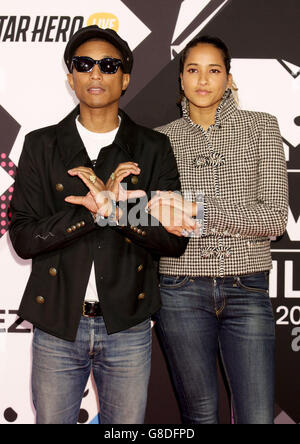 Pharrell Williams et Helen Lasichanh assistent aux MTV European Music Awards 2015 qui se tiennent au Forum Mediolanum di Assago à Milan, en Italie. Date de la photo: Dimanche 25 octobre 2015. Voir l'histoire de PA : SHOWBIZ EMA. Le crédit photo devrait se lire: Yui Mok/PA Wire Banque D'Images