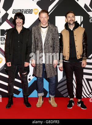 Eric Nally, Macklemore et Ryan Lewis assistent aux MTV European Music Awards 2015 qui se tiennent au Forum Mediolanum d'Assago à Milan, en Italie. Date de la photo: Dimanche 25 octobre 2015. Voir l'histoire de PA : SHOWBIZ EMA. Le crédit photo devrait se lire: Yui Mok/PA Wire Banque D'Images