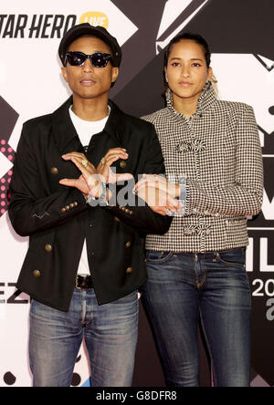 Pharrell Williams et Helen Lasichanh assistent aux MTV European Music Awards 2015 qui se tiennent au Forum Mediolanum di Assago à Milan, en Italie. Date de la photo: Dimanche 25 octobre 2015. Voir l'histoire de PA : SHOWBIZ EMA. Le crédit photo devrait se lire: Yui Mok/PA Wire Banque D'Images