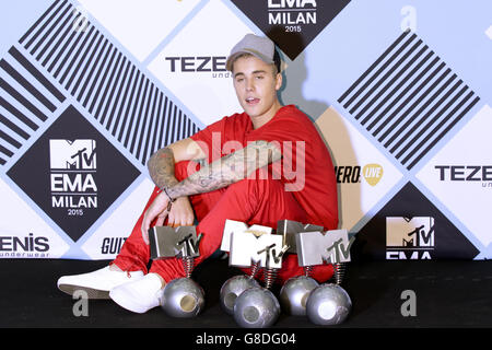 Justin Bieber à la salle de presse pour les MTV European Music Awards 2015 qui se tiennent au Forum Mediolanum d'Assago à Milan, Italie. Date de la photo: Dimanche 25 octobre 2015. Voir l'histoire de PA : SHOWBIZ EMA. Le crédit photo devrait se lire: Yui Mok/PA Wire Banque D'Images