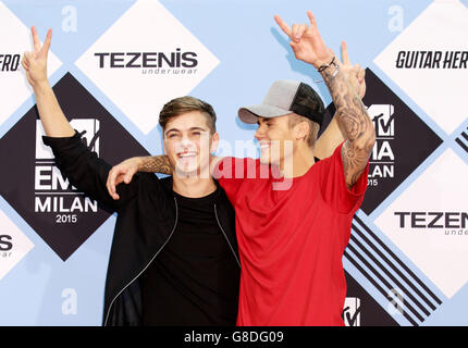 Martin Garrix et Justin Bieber à la salle de presse des MTV European Music Awards 2015, qui se tiennent au Forum de Mediolanum d'Assago à Milan, en Italie. Date de la photo: Dimanche 25 octobre 2015. Voir l'histoire de PA : SHOWBIZ EMA. Le crédit photo devrait se lire: Yui Mok/PA Wire Banque D'Images