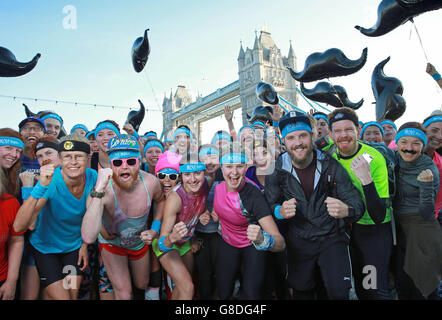 Les coureurs participent à une séance d'entraînement, menée par Project Awesome, pour sensibiliser davantage à MOVE, une nouvelle initiative de la Movember Foundation, à The Scoop, Londres. Banque D'Images