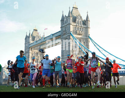 Les coureurs participent à une séance d'entraînement, menée par Project Awesome, pour sensibiliser davantage à MOVE, une nouvelle initiative de la Movember Foundation, à The Scoop, Londres. Banque D'Images