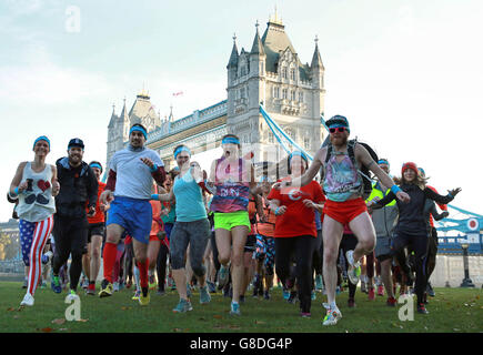 Les coureurs participent à une séance d'entraînement, menée par Project Awesome, pour sensibiliser davantage à MOVE, une nouvelle initiative de la Movember Foundation, à The Scoop, Londres. Banque D'Images