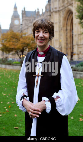 L'évêque de Gloucester, RT Revd Rachel Treweek, qui est devenue la première femme évêque à siéger à la Chambre des Lords et qui entre au Parlement comme l'un des Lords spirituels, comme elle a dit qu'elle aimerait qu'une femme soit archevêque de Canterbury. Banque D'Images