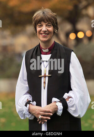 L'évêque de Gloucester, RT Revd Rachel Treweek, qui est devenue la première femme évêque à siéger à la Chambre des Lords et qui entre au Parlement comme l'un des Lords spirituels, comme elle a dit qu'elle aimerait qu'une femme soit archevêque de Canterbury. Banque D'Images