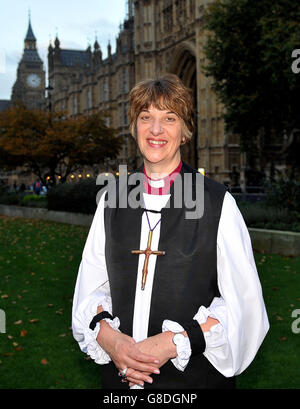 L'évêque de Gloucester, RT Revd Rachel Treweek, qui est devenue la première femme évêque à siéger à la Chambre des Lords et qui entre au Parlement comme l'un des Lords spirituels, comme elle a dit qu'elle aimerait qu'une femme soit archevêque de Canterbury. Banque D'Images