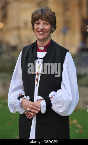 L'évêque de Gloucester, RT Revd Rachel Treweek, qui est devenue la première femme évêque à siéger à la Chambre des Lords et qui entre au Parlement comme l'un des Lords spirituels, comme elle a dit qu'elle aimerait qu'une femme soit archevêque de Canterbury. Banque D'Images