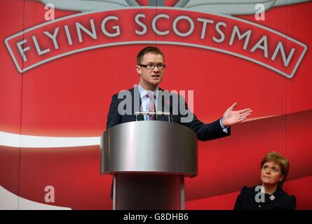 Le premier ministre Nicola Sturgeon observe David Horne MD de Virgin trains sur la côte est à côté du Virgin train Flying Scotsman, alors que sa nouvelle décoration est dévoilée lors d'une cérémonie à la gare Waverley d'Édimbourg. Banque D'Images