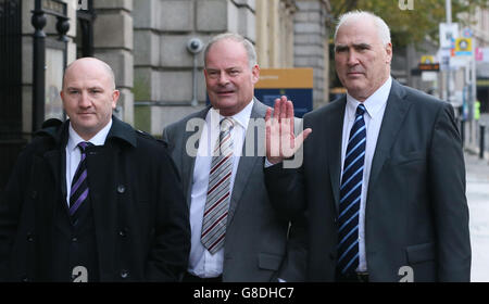 Irish amateur Boxing Association (IABA) officiels (de gauche à droite) Fergul Carruth,Pat Ryan et Joe Christle arrivent à Leinster House à Dublin pour comparaître devant le comité mixte sur les transports et les communications pour discuter de la récente controverse autour du départ de Billy Walsh de son poste d'entraîneur-chef de l'unité de boxe de haute performance. Banque D'Images