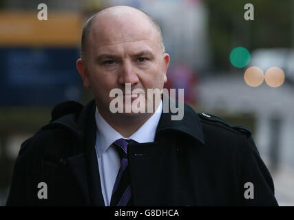 Fergul Carruth, PDG de l'Irish amateur Boxing Association (IABA), arrive à Leinster House à Dublin pour comparaître devant le comité mixte sur les transports et les communications pour discuter de la récente controverse autour du départ de Billy Walsh de son poste d'entraîneur en chef de l'unité de boxe haute performance. Banque D'Images