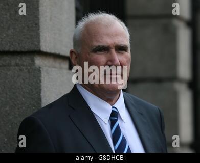 Joe Christle, président de l'Irish amateur Boxing Association (IABA), arrive à Leinster House à Dublin pour comparaître devant le comité mixte sur les transports et les communications pour discuter de la récente controverse autour du départ de Billy Walsh de son poste d'entraîneur-chef de l'unité de boxe de haute performance. Banque D'Images